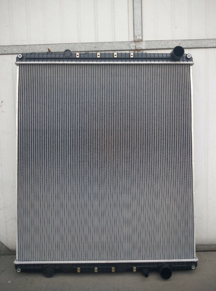 0526620004 A0526615020 2001-1725 Radiator for Freightliner Cascadia Columbia Truck - Image 1