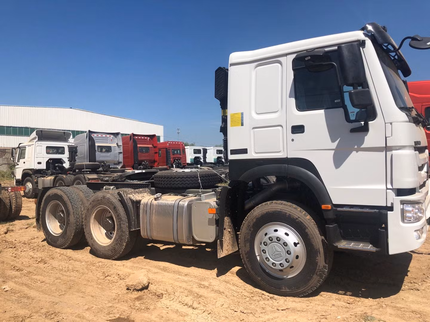 Second Hand Sinotruk HOWO 371 375HP 6X4 Tractor Truck Head with Crane 5ton for Freightliner - Image 3