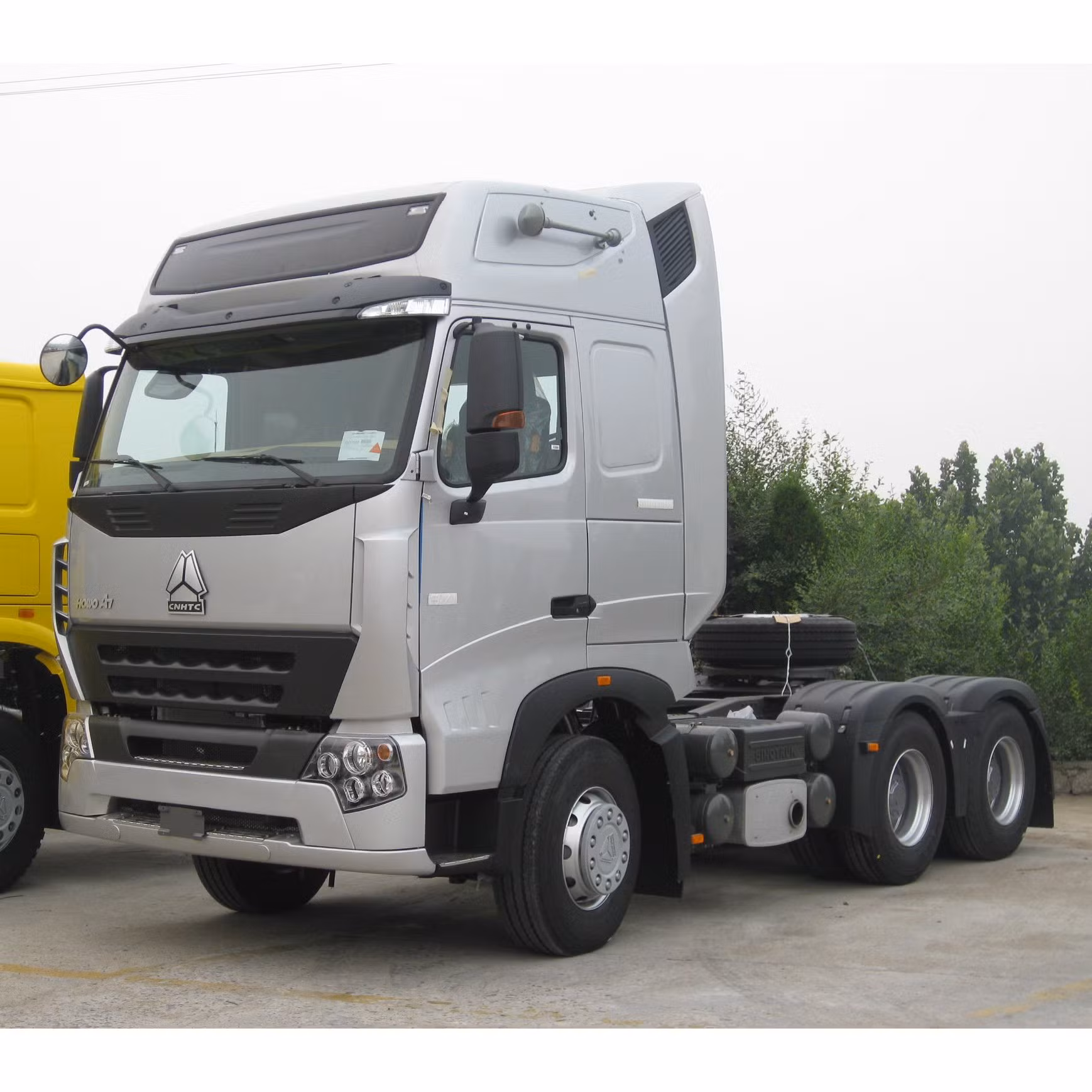 Second Hand Sinotruk HOWO 371 375HP 6X4 Tractor Truck Head with Crane 5ton for Freightliner - Image 4