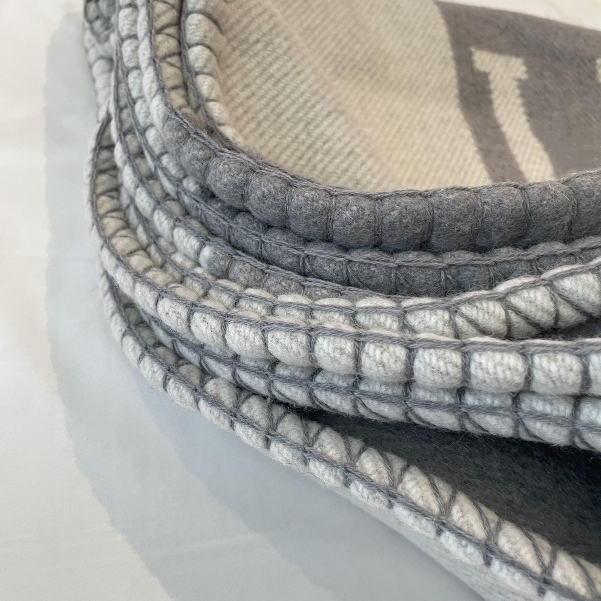 H letter designer cashmere scarf Portable soft sofa bed l140-170cm Blanket - Image 3