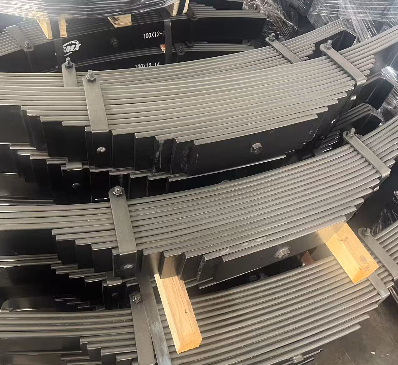China Slae Popular Universal Heavy-Duty Multi-Leaf Spring Set for Class 8 Trucks Capacity – Fits Freightliner Cascadia & Volvo Vnl – OEM Replacement - Image 1