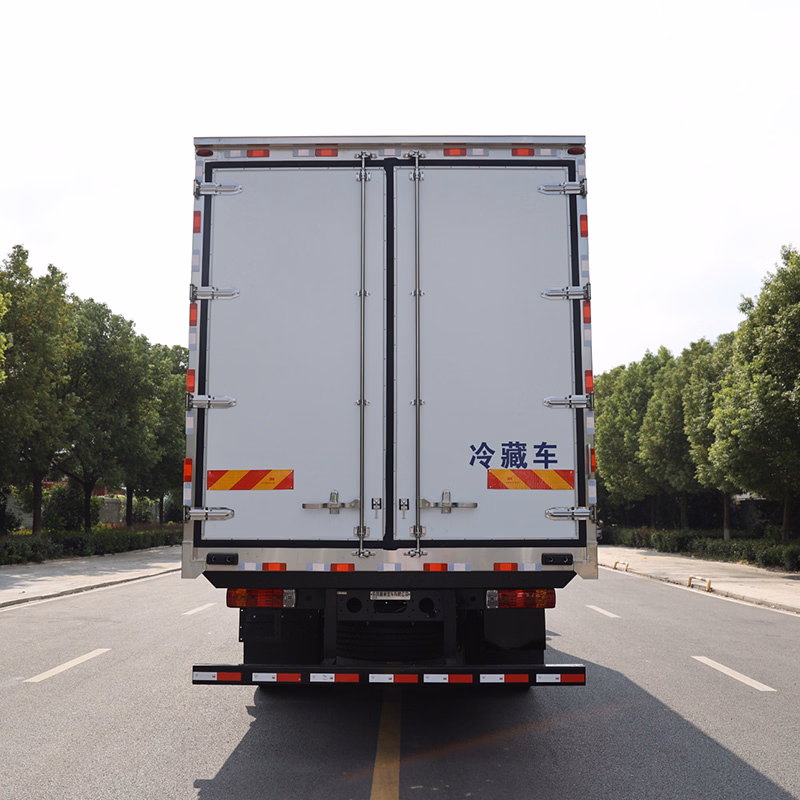 4*2 6X4 Freightliner Refrigerated Truck Food Trucks for Vegetables and Fruits Transportation - Image 5